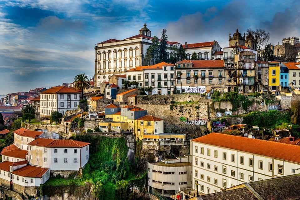 Por que Investidores Estrangeiros Investiram 4 Trilhões de Euros em Imóveis em Portugal nos Últimos 7 Anos?